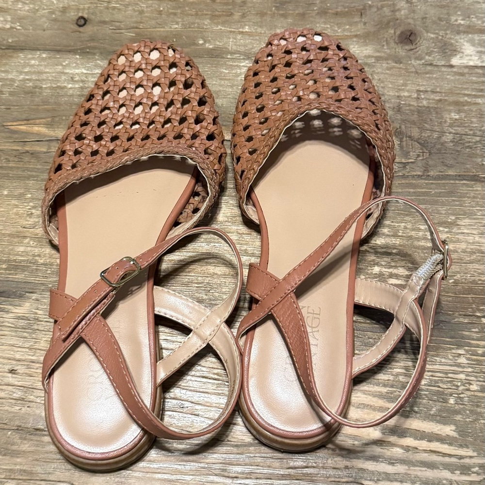 Crown Vintage “Perla” Woven Flat